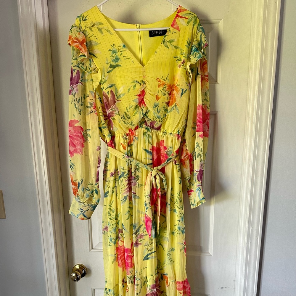 Size large boutique dress. Pretty yellow with floral detailing.